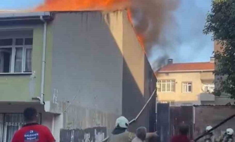 sultanbeylide iki katli binanin catisi alevlere teslim oldu 6fbe4eb97ccd |