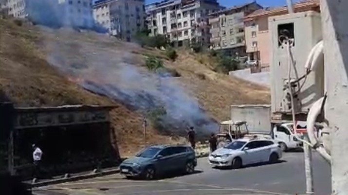 Sultangazi’de boş arazide çıkan yangın paniğe neden oldu 1 sultangazide bos arazide cikan yangin panige neden oldu e578d3a8cb4e |