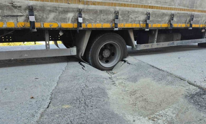 Sultangazi’de İSKİ’nin döktüğü asfalt çöktü: Malzeme yüklü kamyonet çukura düştü 1 sultangazide iskinin doktugu asfalt coktu malzeme yuklu kamyonet cukura dustu 4941d924a8ce |