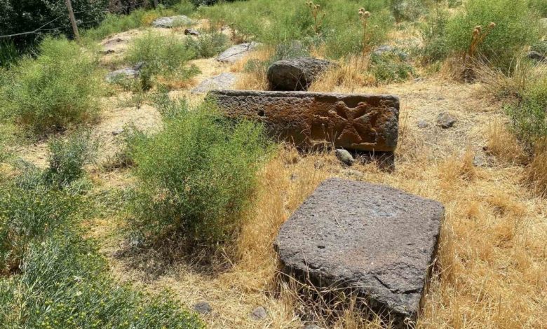 Tarihi mezarlık definecilerin hedefi oldu 1 tarihi mezarlik definecilerin hedefi oldu daeb7c07ccd0 |