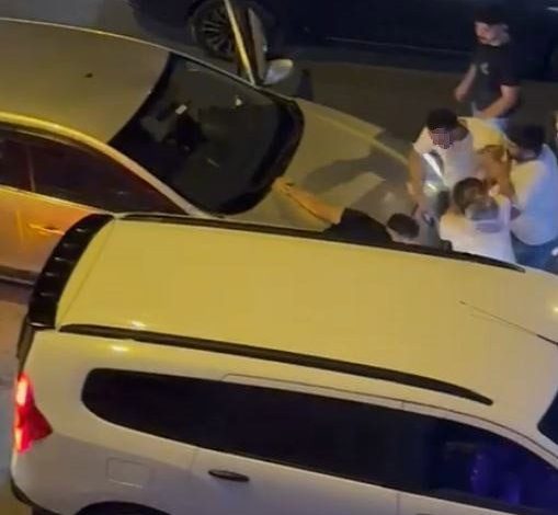 trafikte tartistigi surucuyu iki aracin arasina sikistirip darp etti a1a1cb31e1c1 |