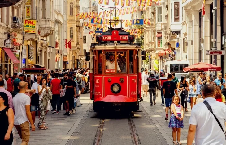 İstanbul göçte zirvede 1 turkiye de 2024 te 2 7 milyon kisi iller arasi goc etti istanbul gocte zirvede 1752482117 767 large |