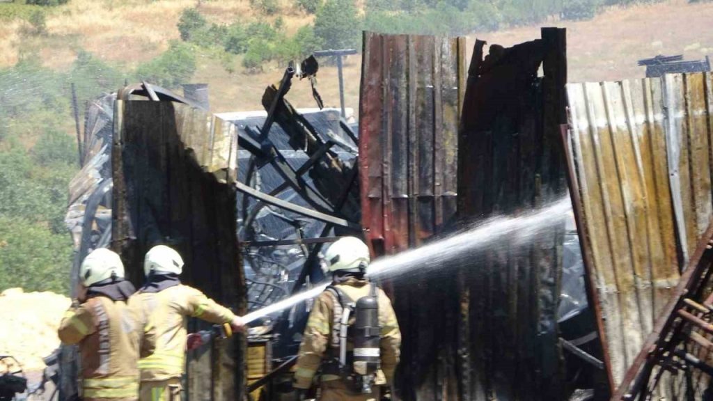 tuzlada is yerinde yangin alevler kontrol altina alindi 5f3c49c44ee2 |