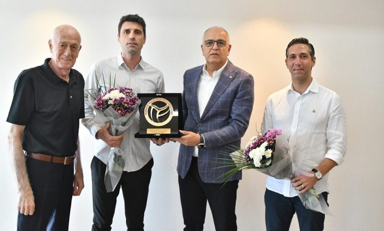 tvf baskani ustundagdan umut cakir ve mert karatopa plaket 867fba3325d6 |