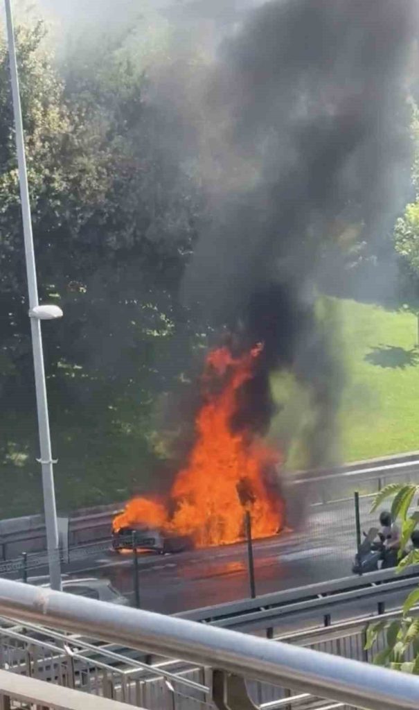 uskudarda luks otomobil alev alev yandi e33e93bc77b0 |