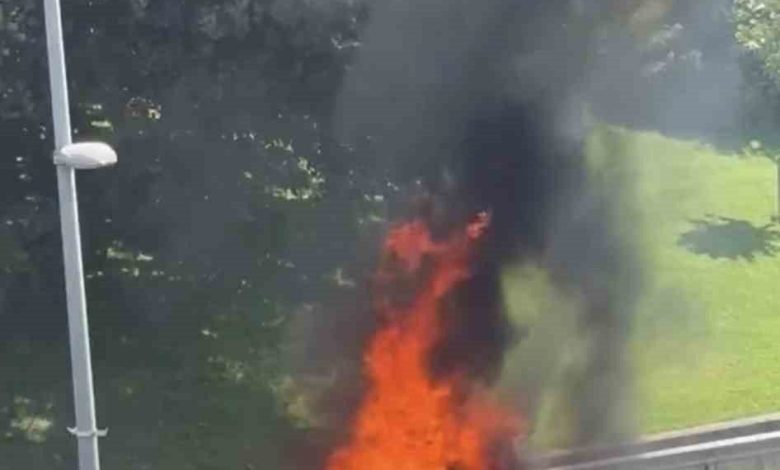 Üsküdar’da lüks otomobil alev alev yandı 1 uskudarda luks otomobil alev alev yandi e33e93bc77b0 |