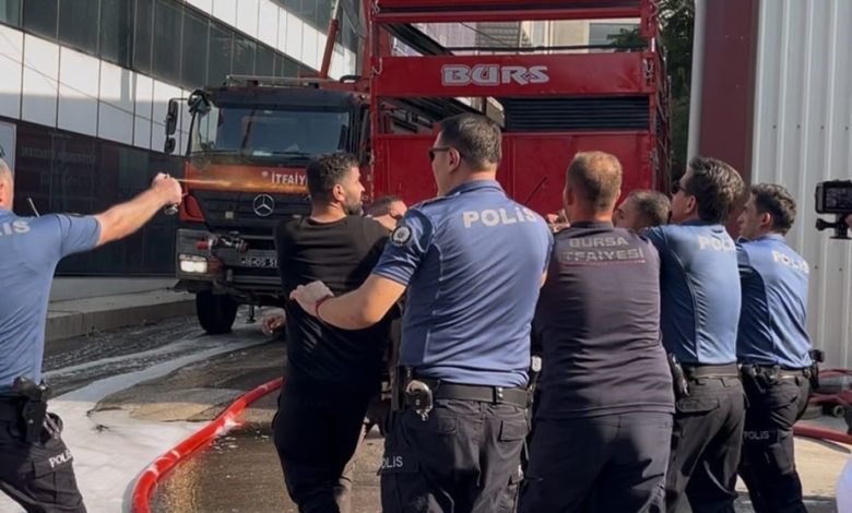 yangin yerinde ortalik karisti itfaiyeci darbedildi polis mudahale etti 7116e1ae9fe9 |
