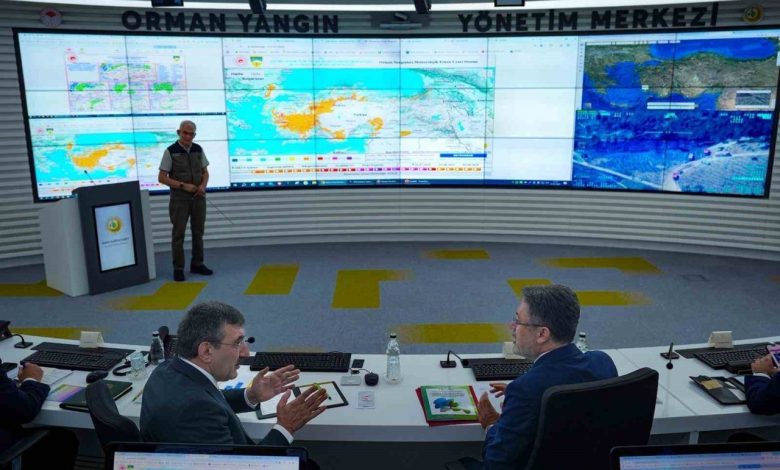 Yangın Yönetim Merkezi’ndeki toplantıda bakanlar orman yangınlarını ele aldı 1 yangin yonetim merkezindeki toplantida bakanlar orman yanginlarini ele aldi 4d0424fbb21d |