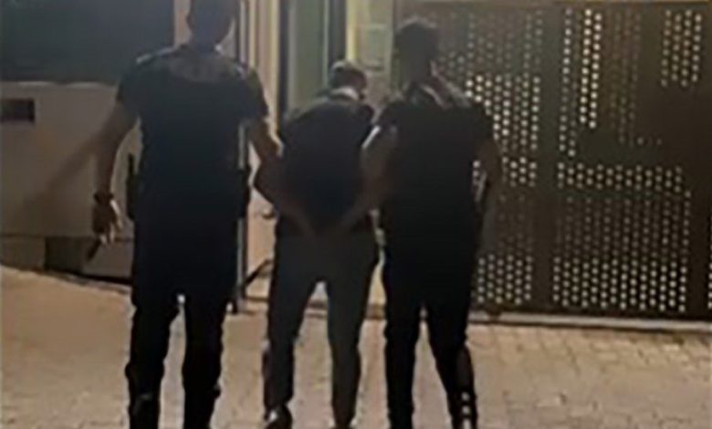 10 yıl hapisle aranan zanlı, ’Yunuslar’a yakalandı 1 10 yil hapisle aranan zanli yunuslara yakalandi b2025e934b88 |