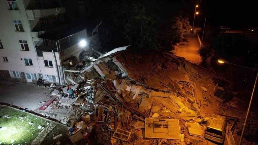 61lik depremde 1 kisinin hayatini kaybettigi enkaz havadan goruntulendi df41aebe63c1 |