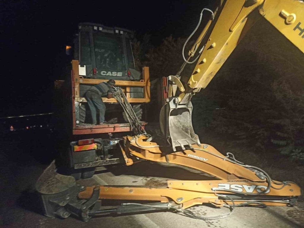 ankarada is makinesi tasiyan kamyon komur tasima bandina carpti 6ae55c714d72 |