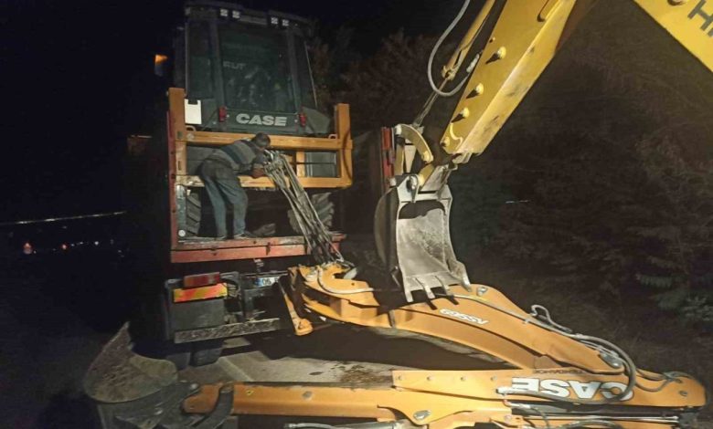 Ankara’da iş makinesi taşıyan kamyon kömür taşıma bandına çarptı 1 ankarada is makinesi tasiyan kamyon komur tasima bandina carpti 6ae55c714d72 |