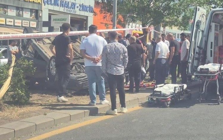 Ankara’da kontrolden çıkan otomobil refüje devrildi 1 ankarada kontrolden cikan otomobil refuje devrildi 2290cd59ec3d |