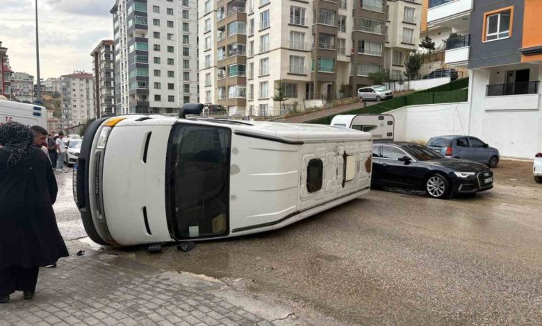 ankarada minibus yol kenarina devrildi e1417d4e0e12 |