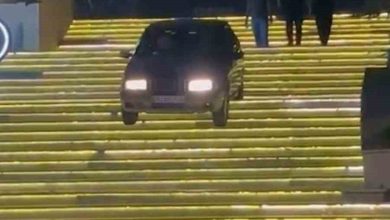 ankarada surucu otomobiliyle avm merdivenlerden inmeye calisti 4a7c9b8b64ee |