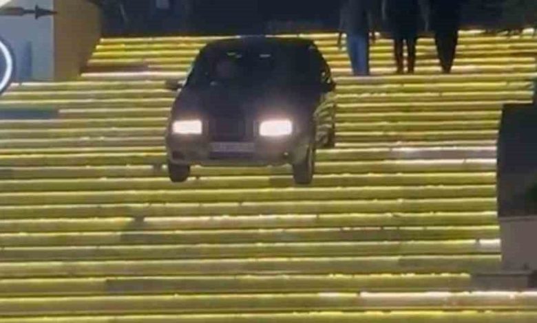 ankarada surucu otomobiliyle avm merdivenlerden inmeye calisti 4a7c9b8b64ee |