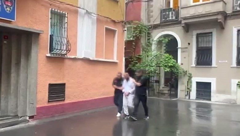 arac icinde uyuyan soforu gordu sarjdaki telefonu boyle caldi 1199c69d1819 |