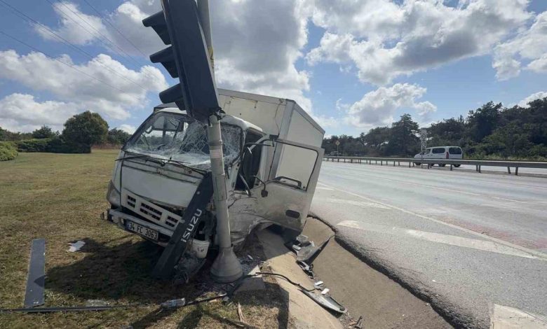Arnavutköy’de freni patlayan kamyonet önce reklam panolarına sonra trafik ışığına çarptı: 1 yaralı 1 arnavutkoyde freni patlayan kamyonet once reklam panolarina sonra trafik isigina carpti 1 yarali 880949f32d6f |