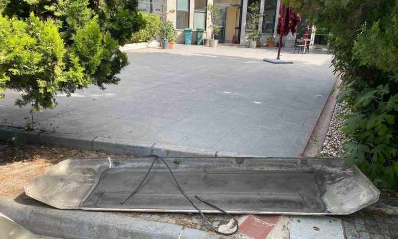 Arnavutköy’de İETT otobüsünün havalandırma kapağı uçtu: Bir vatandaş faciadan döndü 1 arnavutkoyde iett otobusunun havalandirma kapagi uctu bir vatandas faciadan dondu 01a5e4326783 |