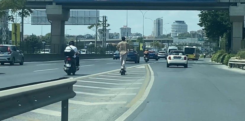 atasehir d 100 karayolunda scooter ile tehlikeli yolculuk kamerada d61e72ab4a7c |