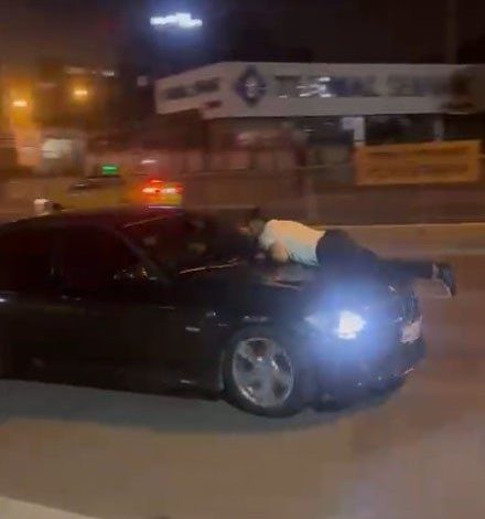 Ataşehir’de kıskançlık krizi: Aracın kaputuna yatıp kalkmadı 1 atasehirde kiskanclik krizi aracin kaputuna yatip kalkmadi 3cdb8b47be9b |