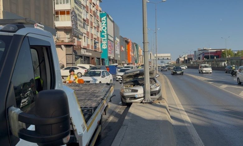 Avcılar E-5 yan yolda refüje çıkan araç elektrik direğine çarptı 1 avcilar e 5 yan yolda refuje cikan arac elektrik diregine carpti 65da4efcb079 |