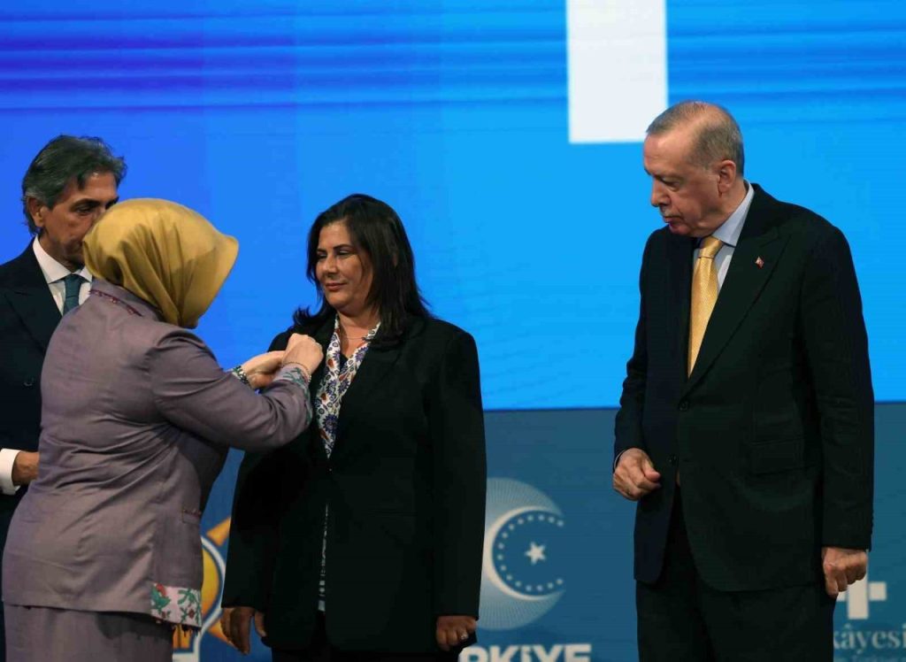 aydin buyuksehir belediye baskani ozlem cercioglu ak partiye katildi 100e91023580 |