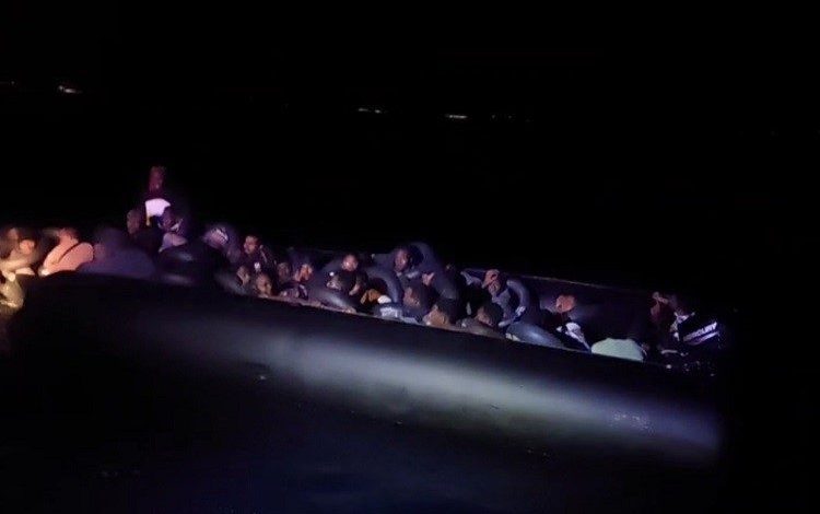 Ayvalık açıklarında 42 düzensiz göçmen yakalandı 1 ayvalik aciklarinda 42 duzensiz gocmen yakalandi 32dd5a7d9139 |
