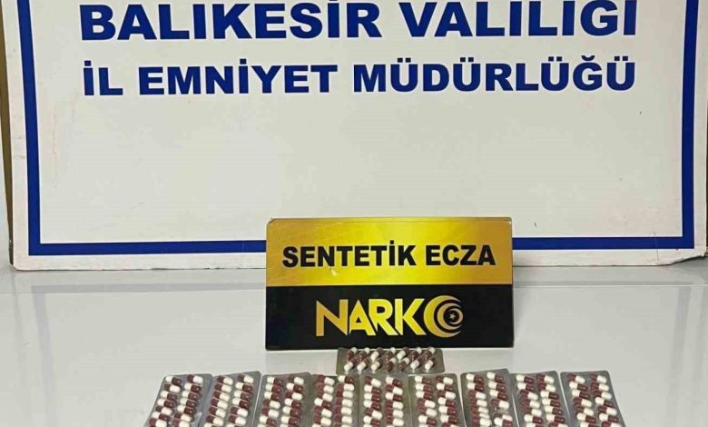 Ayvalık’ta narkotik polisleri 265 adet uyuşturucu hap ele geçirdi 1 ayvalikta narkotik polisleri 265 adet uyusturucu hap ele gecirdi 0375c2557570 |
