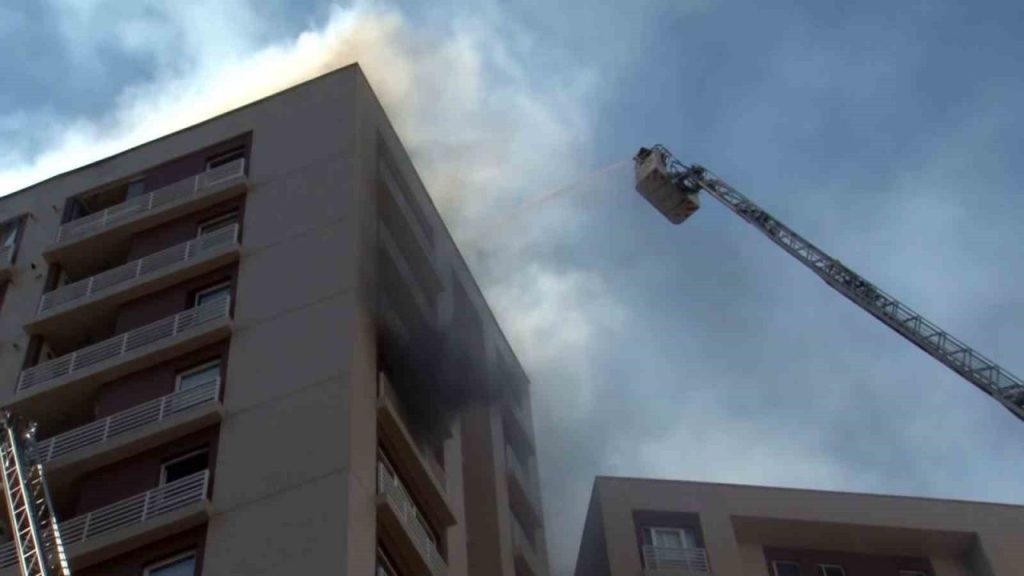 bagcilarda 15 katli apartmandan alevler yukseldi 71dfd105e725 |