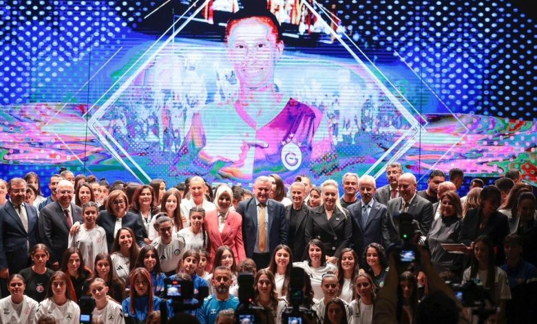 Bakan Bak: "Bugün Şırnak’ta roket sesleri yerine raket sesleri var" 1 bakan bak bugun sirnakta roket sesleri yerine raket sesleri var f5c63132d575 |