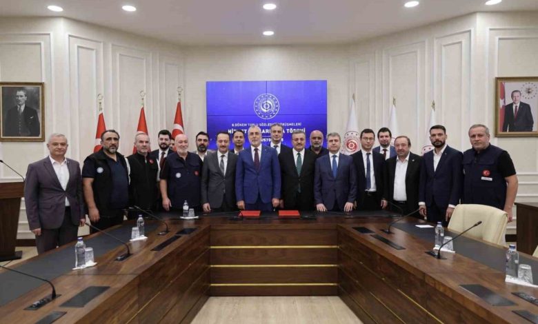 bakan isikhan 11 hizmet kolunun tamaminda imzalarimizi attik bcde454fd4d0 |