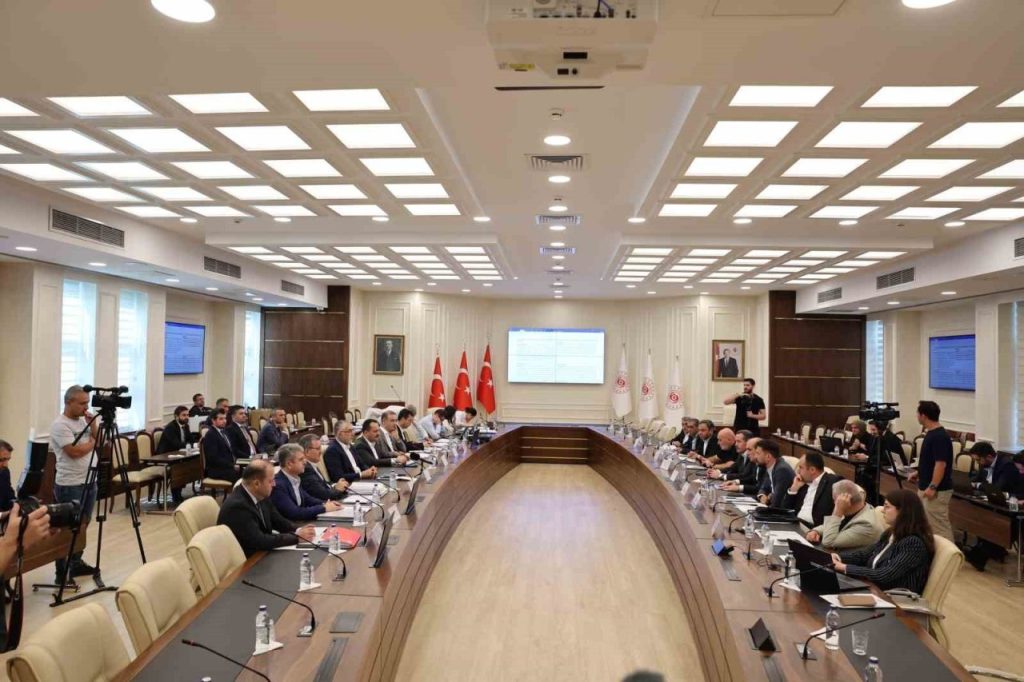 bakan isikhan memur sen baskani yalcin ve hizmet kollarinda ilgili sendika temsilcileri ile bir araya geldi 15497361f50b |