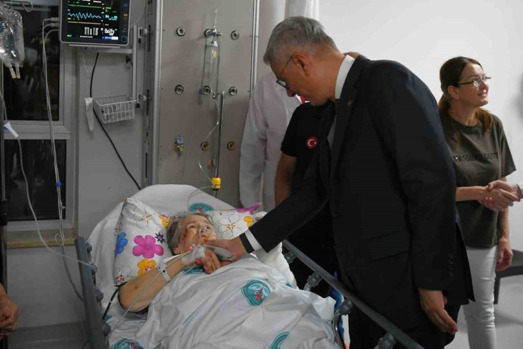 bakan memisoglu balikesirde meydana gelen depremde yaralananlari ziyaret etti 42895e69034a |