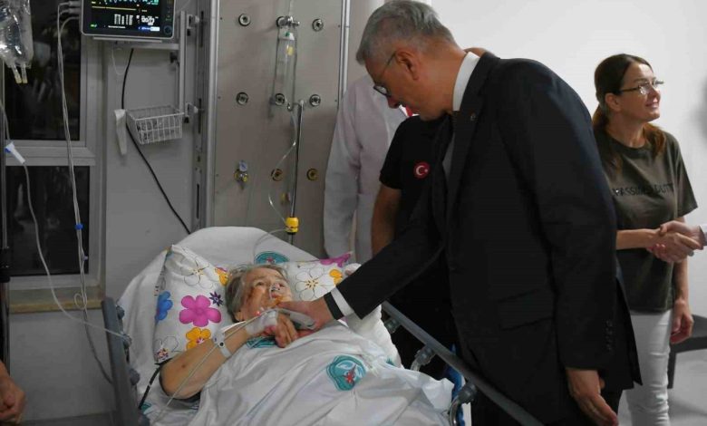 bakan memisoglu balikesirde meydana gelen depremde yaralananlari ziyaret etti 42895e69034a |