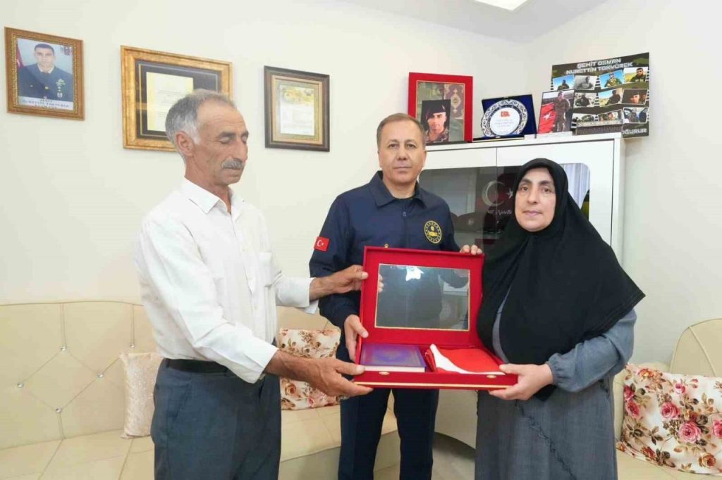 bakan yerlikaya cumhurbaskani erdoganin sehit ailelerine yazdigi mektubu okudu 1dd6346fcdf6 |