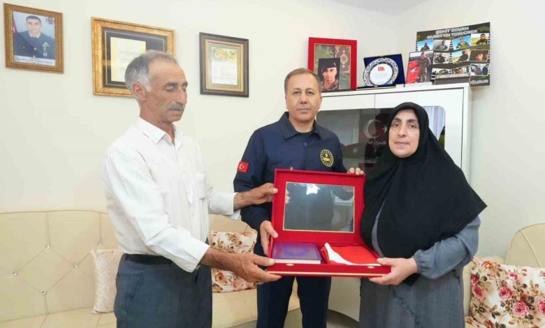 bakan yerlikaya cumhurbaskani erdoganin sehit ailelerine yazdigi mektubu okudu 1dd6346fcdf6 |