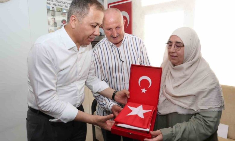 bakan yerlikayadan sehit ahmet doganin denizlideki baba ocagina ziyaret 12994d75f1b1 |