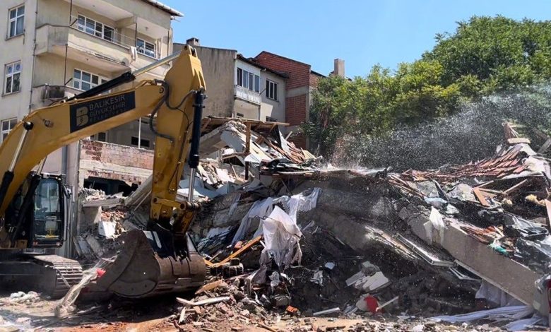 balikesirde depremde yikilan 3 katli binanin enkaz kaldirma calismalari basladi 07cb40191680 |