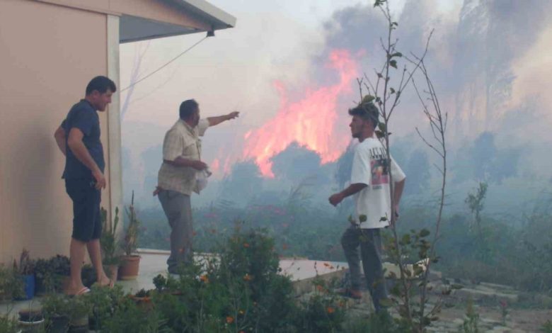 Balıkesir’de sazlık yangını 995 haneli siteyi duman altından bıraktı 1 balikesirde sazlik yangini 995 haneli siteyi duman altindan birakti 8fbfb66f3025 |