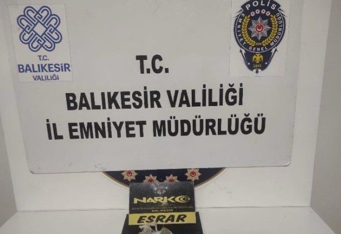 balikesirde uyusturucu taciri 3 sahis tutuklandi 4dd16f4616ea |