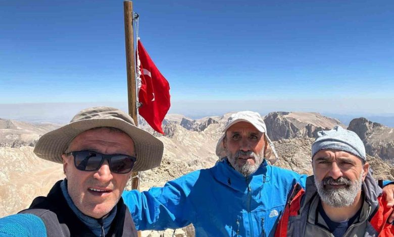 bandirmali dagcilar 30 agustos zafer bayramini aladaglarin zirvesinde turk bayragiyla kutladi d7dca1aaccf6 |