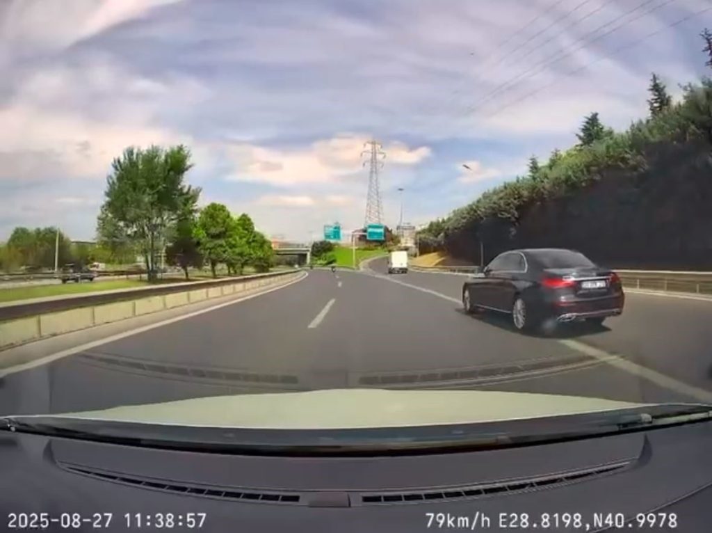 basin ekspreste araciyla diger surucunun onune kiran trafik magandasi bununla yetinmeyerek kufur ve hakaretler savurdu 811bb362457d |