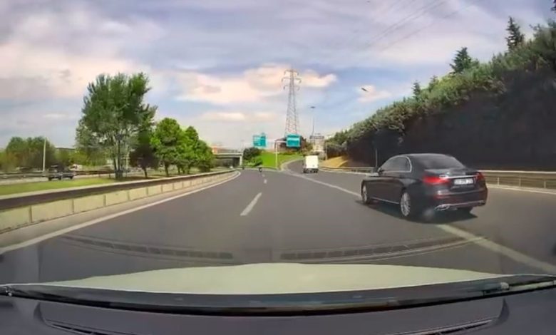 Basın Ekspreste aracıyla diğer sürücünün önüne kıran trafik magandası bununla yetinmeyerek küfür ve hakaretler savurdu 1 basin ekspreste araciyla diger surucunun onune kiran trafik magandasi bununla yetinmeyerek kufur ve hakaretler savurdu 811bb362457d |