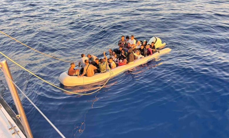 batmak uzere olan lastik bottan 13u cocuk 43 gocmen kurtarildi b2b8f1e3aae4 |