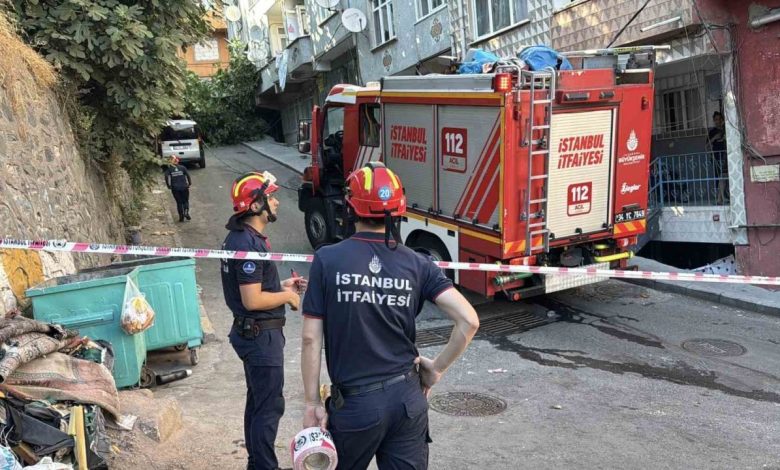Beyoğlu’nda ağaç ve elektrik direği araçların üzerine devrildi 1 beyoglunda agac ve elektrik diregi araclarin uzerine devrildi 46ea7878206a |