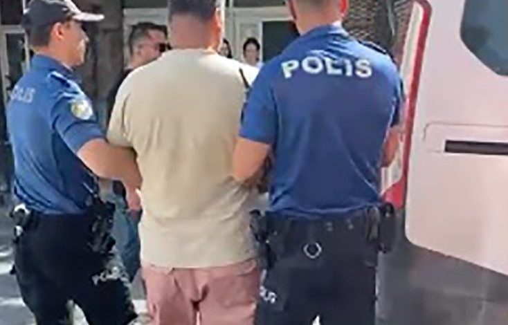 Bıçaklı gasp girişimine Konak polisinden suçüstü 1 bicakli gasp girisimine konak polisinden sucustu 2fdeec9a7cc2 |