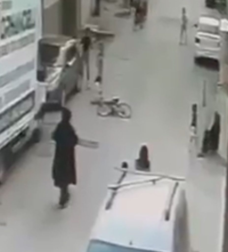 bisikletiyle kontrolden cikan cocuk otomobile carpti kaza ani kamerada 7fda215639ea |