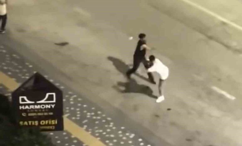 Bursa’da bıçaklı dehşet: Önce kadını yumrukla sonra yanındaki arkadaşına bıçakla bıçakla saldırdı 1 bursada bicakli dehset once kadini yumrukla sonra yanindaki arkadasina bicakla bicakla saldirdi 5e8c00b9bfb9 |