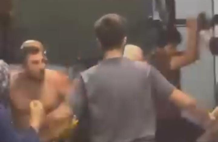 bursada esnaf kavgasi kamerada sandalyeler havada ucustu e35e8d34bb3d |